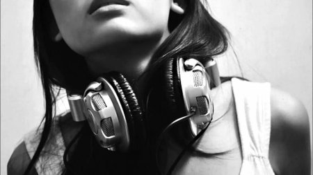 Девушка в наушниках