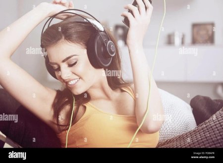 Девушка в наушниках