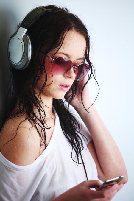 Девушка в наушниках