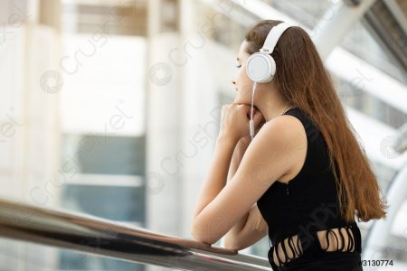 Девушка в белых наушниках