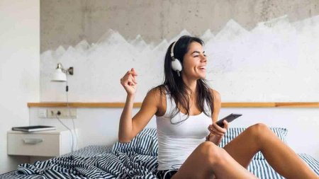 Девушка слушает музыку