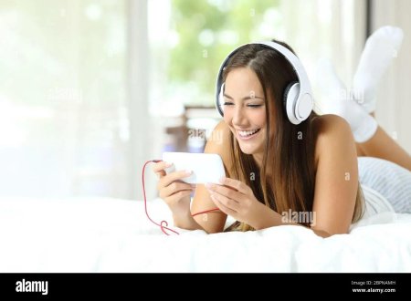 Девушка со смартфоном