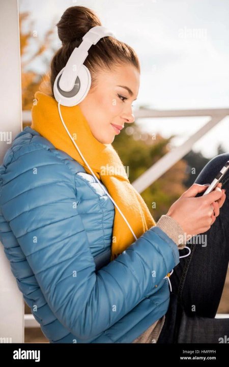 Женщина в наушниках