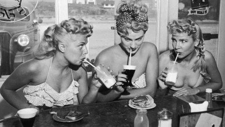 Ретро снимок женщины пьют