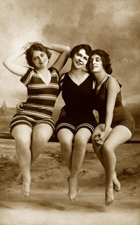 Советские женщины в купальниках