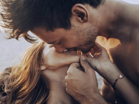 Страстный поцелуй