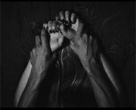 Держит ее за волосы