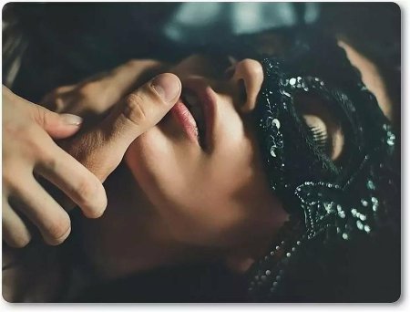 Девушка с повязкой на глазах