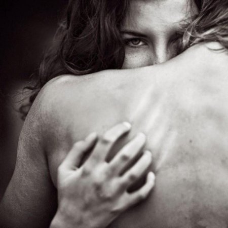 Мужчина обнимает женщину сзади