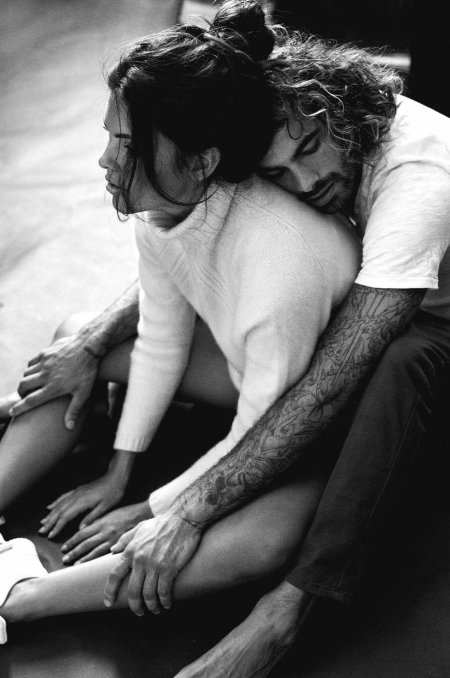 Мужчина обнимает женщину