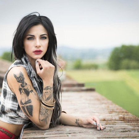 Красивая брюнетка