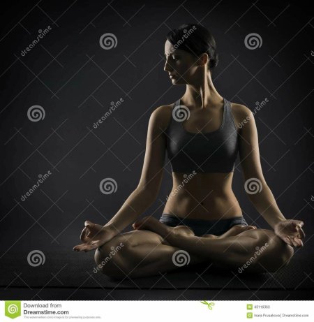 Девушка в позе лотоса