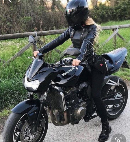 Девушки на мотоциклах в экипировке