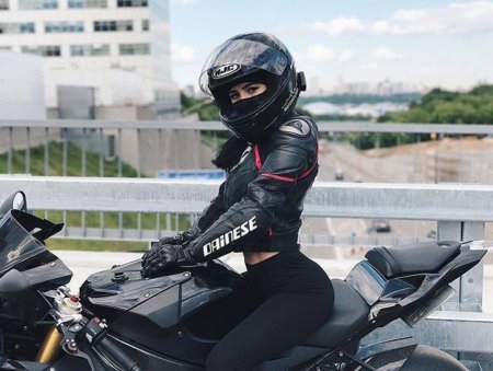 Девушка мотоциклистка