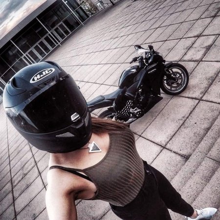 Девушка на мотоцикле