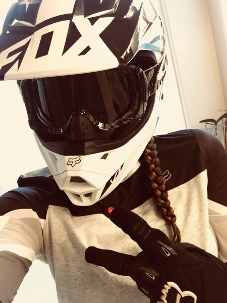 Девушка в шлеме