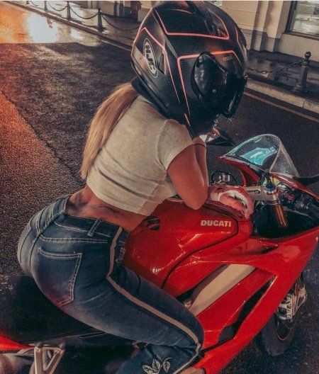 Александра Жукова байкерша