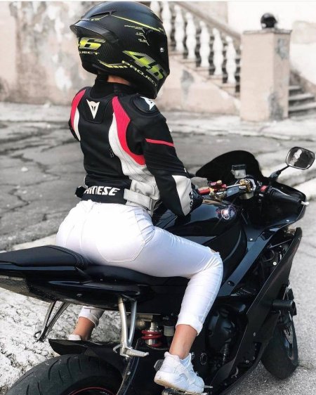 Девушка на мотоцикле