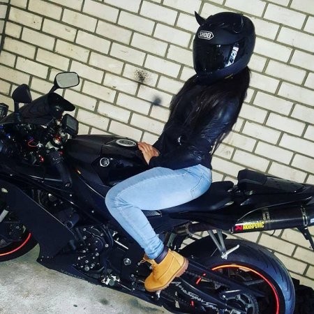 Девушка на мотоцикле