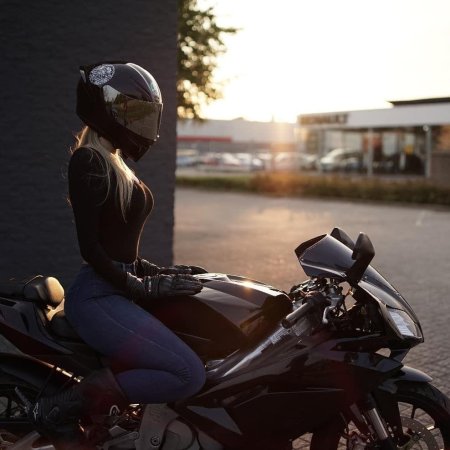 Девушка на мотоцикле