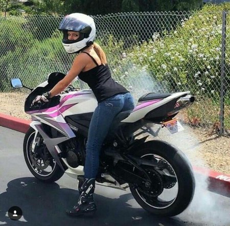 Девушка на мотоцикле в шлеме