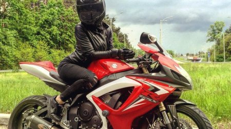 Девушка на мотоцикле