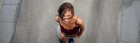 Девушки взгляд снизу