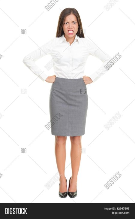 Недовольная женщина в полный рост