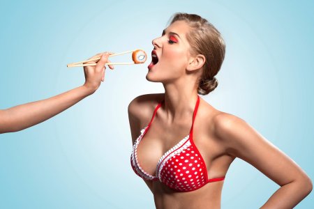 Суши на девушке