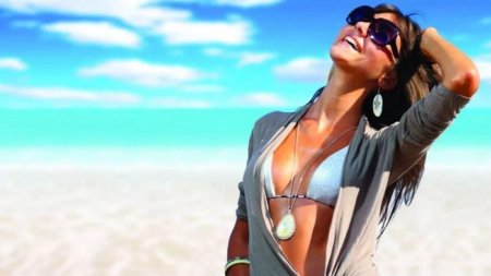 Девушка с красивым загаром