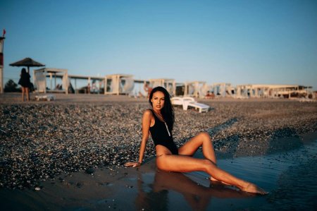 Равшана Куркова на море