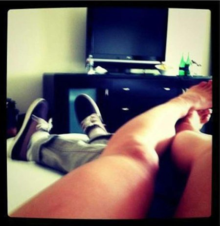 Ноги на кровати