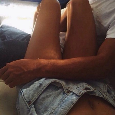 Ноги пары в кровати