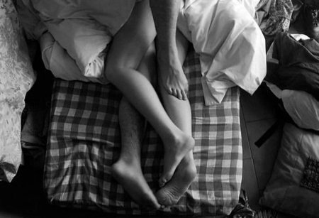 Мужские и женские ноги в кровати