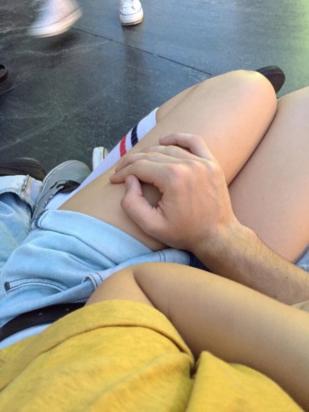 Рука между ног