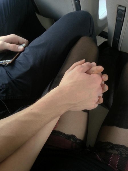 Девушка в чулках машине