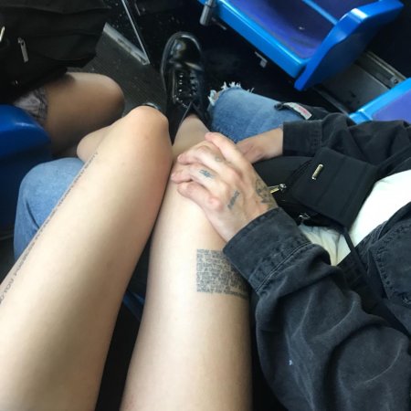 Рука на ноге девушки