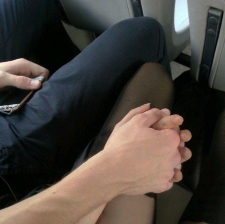 Рука парня на ноге девушки