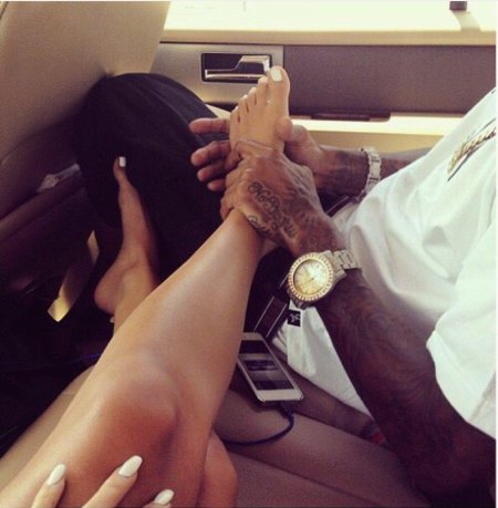 Мужские руки на женских ножках