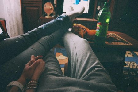 Девушка с парнем без лица