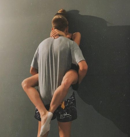 Прижал к стене