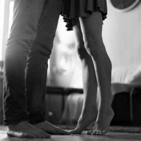 Мужчина у ног женщины