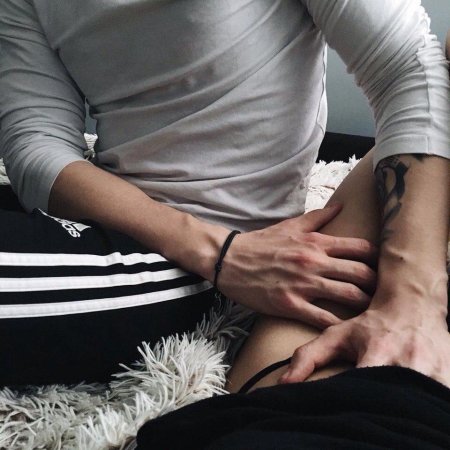 Рука между ног