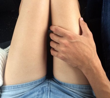 Рука между бедер