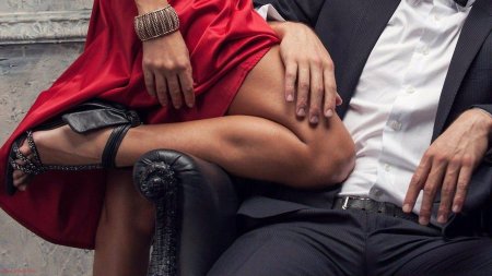 Женские ножки на мужчине