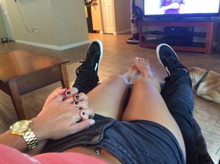 Женские ножки на мужчине