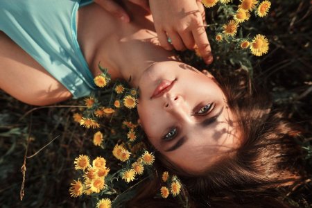 Девушка лежит в цветах