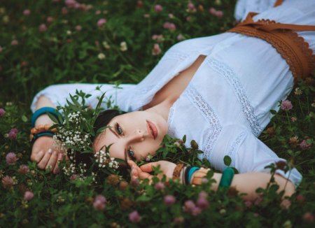 Девушка лежит