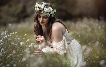 Девушка в венке