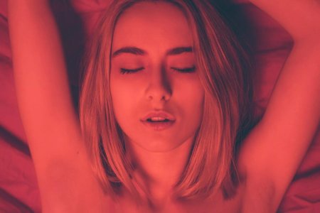 Девочка стонет